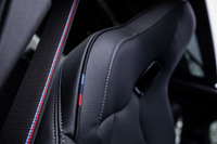 「Mモデル」を象徴するカラーリングがあしらわれたシートベルトは、オプションの「デビューパッケージ」に含まれるアイテム。