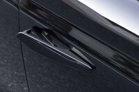 ドアハンドルはポップアップ式。ボディーと並行ではなく後部が立ち気味に持ち上がるのがDS流。