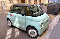 ブレラ地区で。イタリアにおける2025年4月現在の付加価値税込み車両価格は9890ユーロ（約162万円）である。