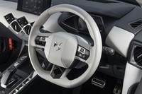 下端がフラットな形状のステアリングホイール。スポーク部にはインフォテインメントシステムの操作スイッチが並ぶ。