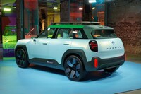 ボディーサイズは全長×全幅×全高＝4.05×1.99×1.59m。長さと幅の比率が特殊なのはコンセプトモデルゆえなのだろうか。