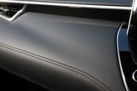 ダッシュボードの質感は他の「カローラ」シリーズよりも控えめだ。ステッチに見える部分は樹脂成形による“それ風”。