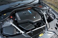 エンジンとモーターを合わせたシステム全体の最高出力は292PSで、最大トルクは420N・m。マイナーチェンジ前よりもパワーアップしている。