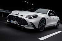こちらが、ヘッドランプがつながっていない意匠の「AMG GT 4ドアクーペ」。