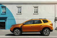 2代目「ダチア・ダスター」のサイドビュー。　
	清水「やっぱりいいね。この素朴な感じ」　
	ほった「この風情が楽しめるのも、今だけかもしれませんね」