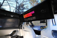 31.3インチのシアタースクリーンからなる、有償オプションの「リア・シート・エンターテインメント・エクスペリエンス」。ワンタッチでガラスルーフが閉じてサンシェードが上がり、後席をシアタールーム化する機能も搭載される。