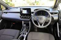 ドアのグラブハンドル部分とシフトセレクターの両サイド、計4本のシルバー加飾でダッシュボードを支えるように見せている。