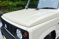 四角く、はっきりと角のあるフロントまわりの形状は、運転席からの“見切りのよさ”を重視したもの。障害物の多いオフロードを走ることを想定したものだ。（写真＝田村 弥）