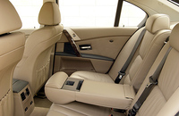 ニュー5シリーズのホイールベースは先代より62mm長い2888mm。その恩恵は主に後席にもたらされ、足下の空間は46mm拡大された。