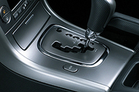 
	5ATは、ステアリングホイールにシフトスイッチが備わる。
	 