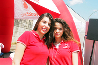 携帯通信会社のテントにて。コンパニオンは人数の少なさゆえ、巨大モーターショーよりも輝いてみえる？