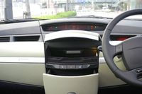 写真をクリックすると、センターコンソールの「物入れ」が見られます。