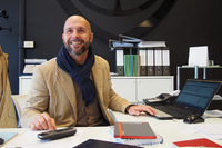 フィアット系セールス歴18年、アンドレア・フェリツィアーニ氏。プライベート秘蔵車は2000年「アルファ・ロメオ・スパイダー」。去年の春はミッレミリアの“追っかけ”にも使用したとか。