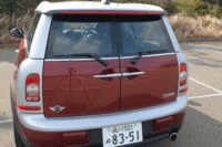 観音開きのダンパー付き「スプリットドア」をもつ荷室。容量260リッターは「ポルシェ・ケイマン」のリアカーゴと同じで、「マツダ・デミオ」（250リッター）とほぼ同等。リアシートをたたむと930リッターに拡大する。
	（写真をクリックするとシートアレンジが見られます）