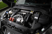 エンジンルーム。フェンダーのデザインを損なわないよう、ボンネットはホイールアーチごと開く造りとなっている。