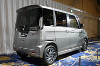 同じく「スペーシア カスタム」のリアビュー。現在は開発中とのことで、内装などは確認できなかった。