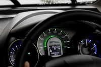 スピードメーターの照明は、運転の仕方次第でブルーからグリーンへと色を変える。燃費によいドライブを促すギミックである。