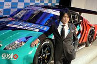 3月14日はホワイトデー。記者に話題を振られると「ボクにとって一番の“フェアレディ”は妻ですからねぇ……」と、さすがの切りかえし。