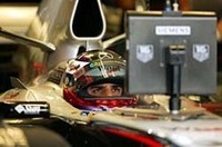 自らの失敗で予選アタックを台無しにしたモントーヤ。最後尾スタートながらオープニングラップで11位までポジションアップ。ライコネンのリタイア後は、バトン、ミハエル・シューマッハーと2位争いを繰り広げ、急激に冷めかけたレースへの興味は辛うじて保たれた。結果は2位フィニッシュ、予選さえうまくまとめていれば……。（写真＝メルセデスベンツ）