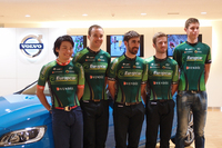 会見に臨む、新城幸也（写真左端）ほか、チーム・ヨーロッパカーの選手たち。
    