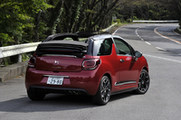 フルオープン時の開放感は「DS3カブリオ」の醍醐味（だいごみ）。しかし、たたまれたソフトトップによって、後方視界が大きく奪われてしまうのが悩みどころ。