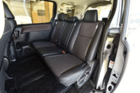 ミニバンのキモとなる2列目シート。写真は8人乗り仕様のベンチタイプで、チップアップ＆スライド機能が備わる。1400mmの室内高に代表される、中の広さもセリングポイント。（写真をクリックするとシートアレンジが見られます）