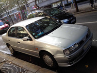 【写真13】「日産プリメーラ」。「シーマ現象」に躍っていたメーカーの、同時期の商品とは思えない実直さが好きだった。パリ15区で。