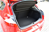 ラゲッジルームの容量は372リッター。