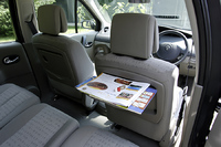 シートバックテーブルは全車に標準装備。カップホルダーや保温＆保冷機能つきグローブボックスなど、ミニバンらしい装備品が備わる。