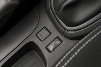 「ECOモード」をオンにすると、エンジンのトルクやアクセルマッピング、シフトインジケーターの点灯タイミング、エアコンの設定などが燃費重視の制御に切り替わる。