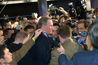 記者団に揉みくちゃにされる、GMのリック・ワゴナー会長。