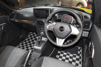 「コペン エクスプレイS」のインストゥルメントパネルまわり。