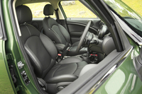 「クロスオーバー」の「クーパーSD」には、「ペースマン」と同形状のスポーツシートが標準装備される。
    