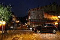 金沢・東山ひがし茶屋街にて。茶系のボディーカラー「リッチジャバメタリック」をまとう「XC60 D4 SE」が、伝統的な街並みになじむ。
    