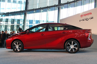 水滴をイメージしてデザインしたというサイドビュー。ピラー部分が黒いため、ルーフが浮いているかのような印象を与える。
    