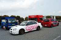 STiとラリーアート、ラリーフィールドのライバル同士は、会場にメカニックカー（？）を用意していた。

	
