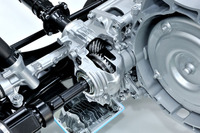 
	i-ACTIV AWDのカットモデルを見る。これはフロントアクスルのPTO（パワーテイクオフ）部。軽自動車並みの小型ハイポイドギアや肉厚2.5mmの薄肉アルミ製キャリアケースなどを用い、PTO単体では従来比55％の軽量化を実現している。
	