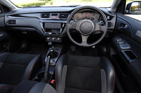 インテリアとエクステリアはセダン／ワゴンに共通する変更点。内装はパネル類がピアノブラック塗装になり、フルバケットシートに赤いステッチが入れられた。