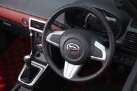 シルバー装飾付きの革巻きステアリングホイール。今のところ、「セロ」には上級モデルの「S」が用意されていないので、MOMO製のステアリングホイールを選ぶことはできない。