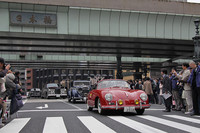 フィナーレを迎え、日本橋から再びパレードして散会していくエントリー車両。先頭を走る「5」ナンバー付きの1953年「ポルシェ356カブリオレ」は、今から40年以上前に現オーナーが俳優の高倉健氏から譲り受けたといういわくのあるクルマ。

