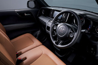 タンカラーのコンビシートにはシートヒーターも備わる。