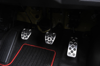 MT車のフットペダル。ヒール・アンド・トウがしやすいよう、ペダル配置にはこだわったという。
    