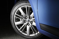 「GTライン」専用の17インチアロイホイール。タイヤサイズは205/50R17。