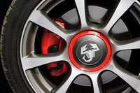 アバルト500には、フィアット500より1インチ大きい、16インチのアロイホイールが標準装備される。