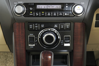 状況に応じてスロットルレスポンスやトラクションコントロールのブレーキ油圧などの制御を切り替えられる「マルチテレインセレクト」のコントローラー。走行モードは「MUD＆SAND」「LOOSE ROCK」「MOGUL」「ROCK＆DIRT」「ROCK」の5種類で、トランスファーギアで「4L」が選択された状態でなければ作動しない。