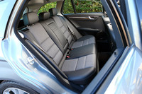 「C180 アバンギャルド」のリアシートは2：1の分割可倒式。