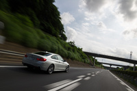 今回の改良では安全装備の強化も図られており、自車の後側方を警戒する「レーンチェンジ・ウォーニング」が標準装備となっている。