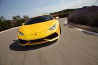 動力性能は0-100km/h加速が3.2秒、最高速が325km/h。