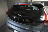 リアシートが6：4の割合でたためるほか、助手席の背もたれを水平位置まで倒して、荷室を広げることができる。容量は335〜1032リッター。（クリックするとシートが倒れる様子を見ることができます）