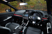 
	各所に施された「STI」のロゴや、赤やシルバーの装飾パネルが特徴的な「S207」のインテリア。センターコンソールには同車が400台の限定モデルであることを表す、シリアルナンバープレートが装着されている。
	